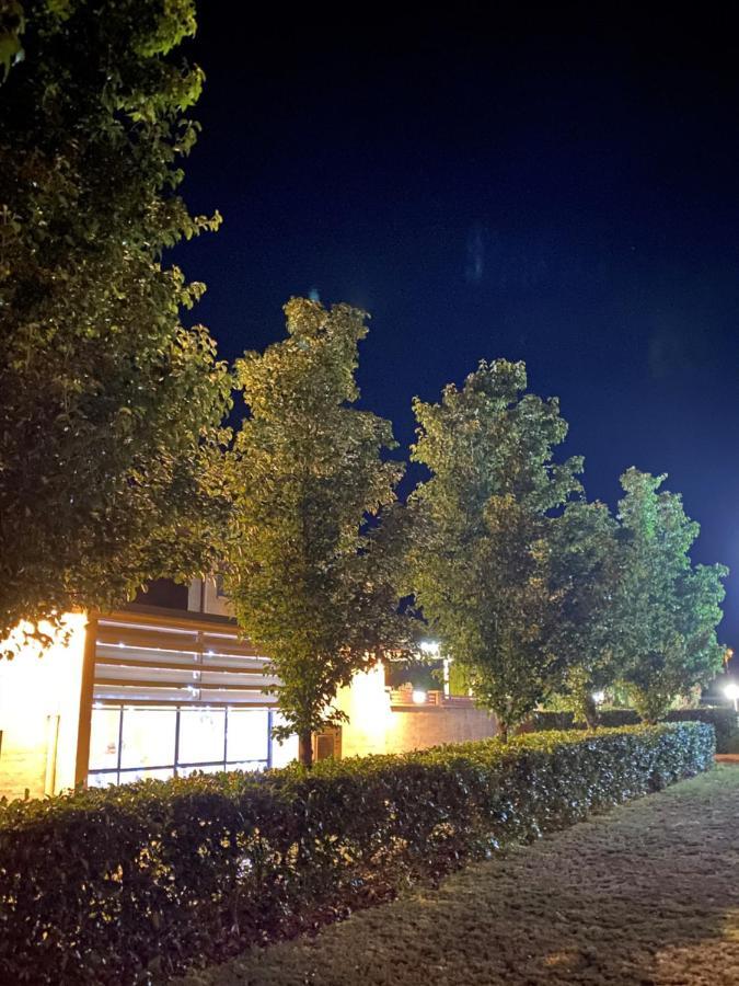 Country Gardens Motel Кунабарабран Екстер'єр фото